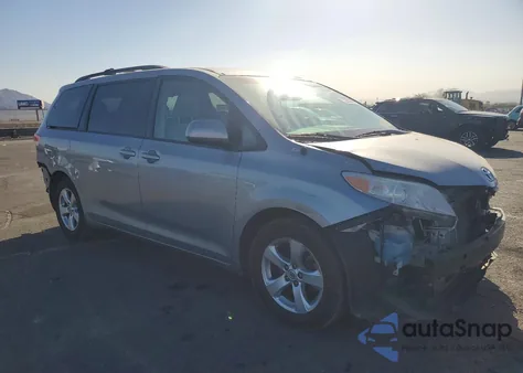 2013 Toyota Sienna Le z USA, uszkodzony, nr VIN 5TDKK3DC7DS354352